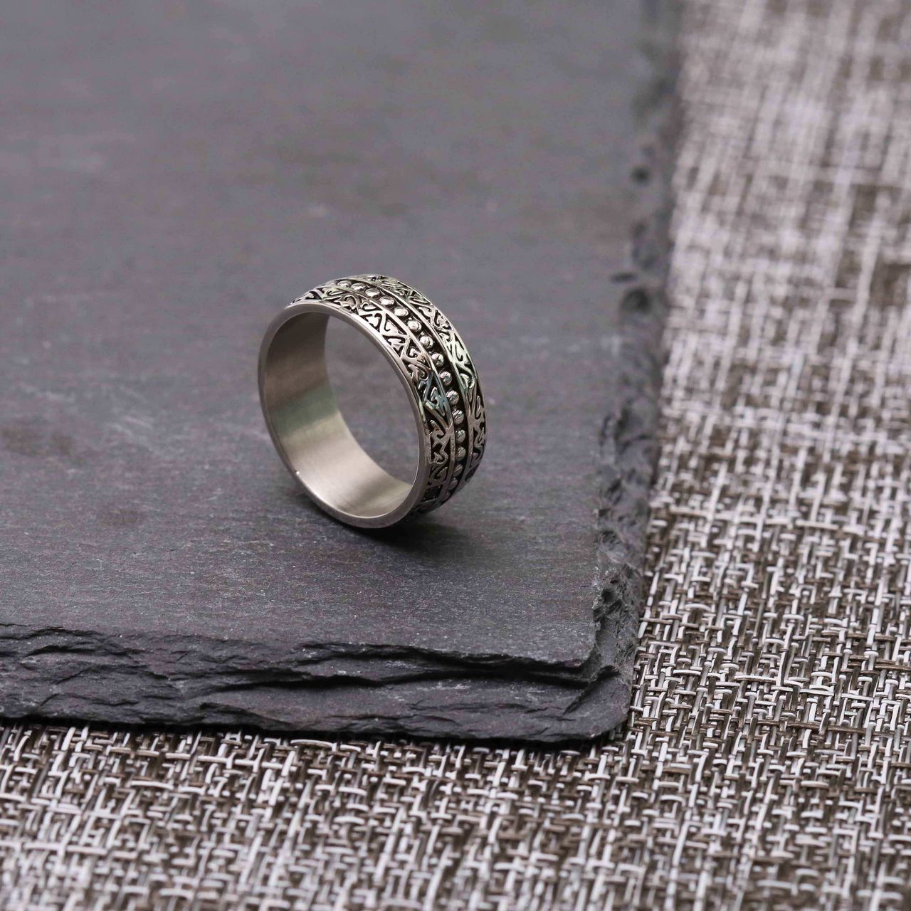 Gerecycleerd stainless steel herenring bewerkt met zwarte zirkonia