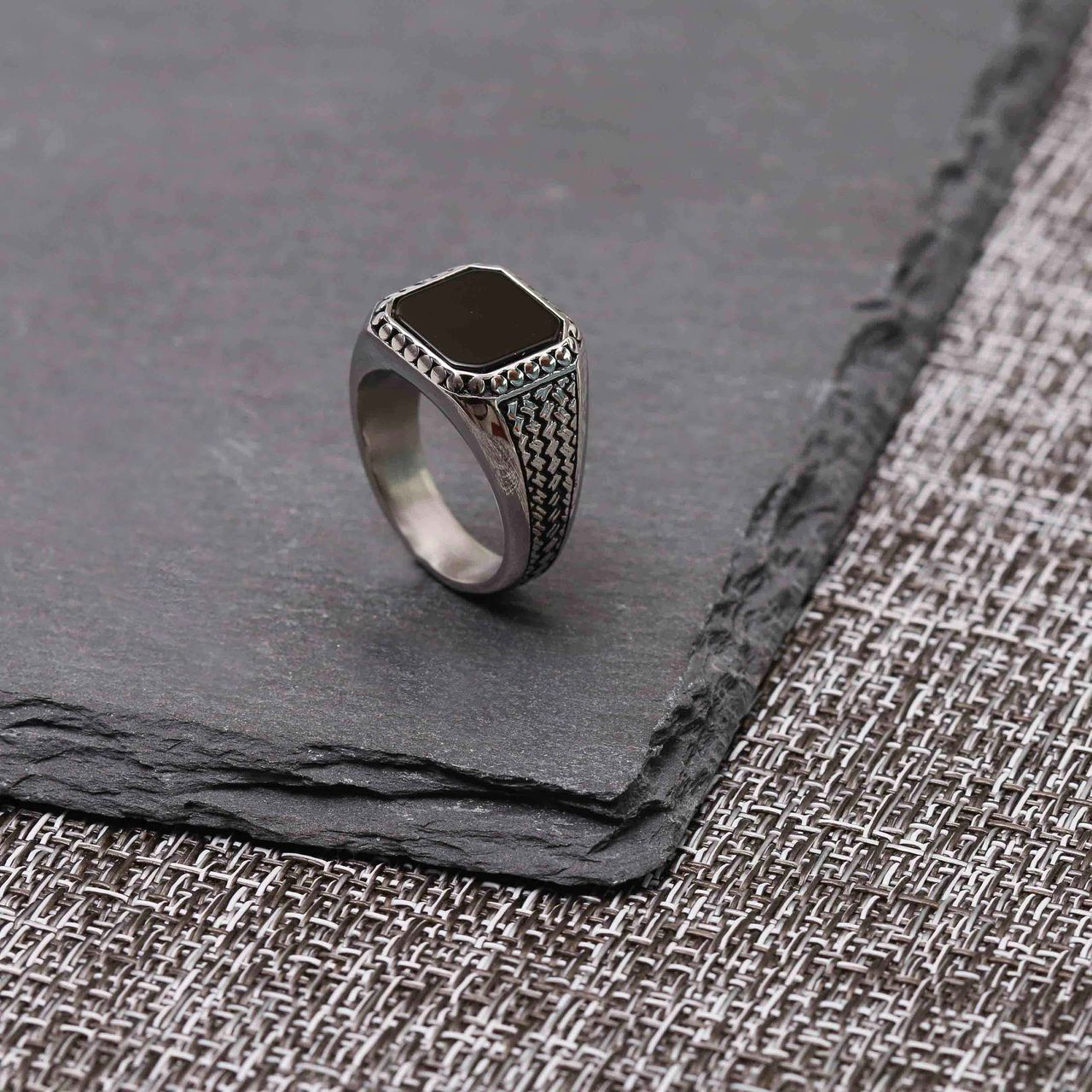 Gerecycleerd stainless steel heren zegelring bewerkt met black agate