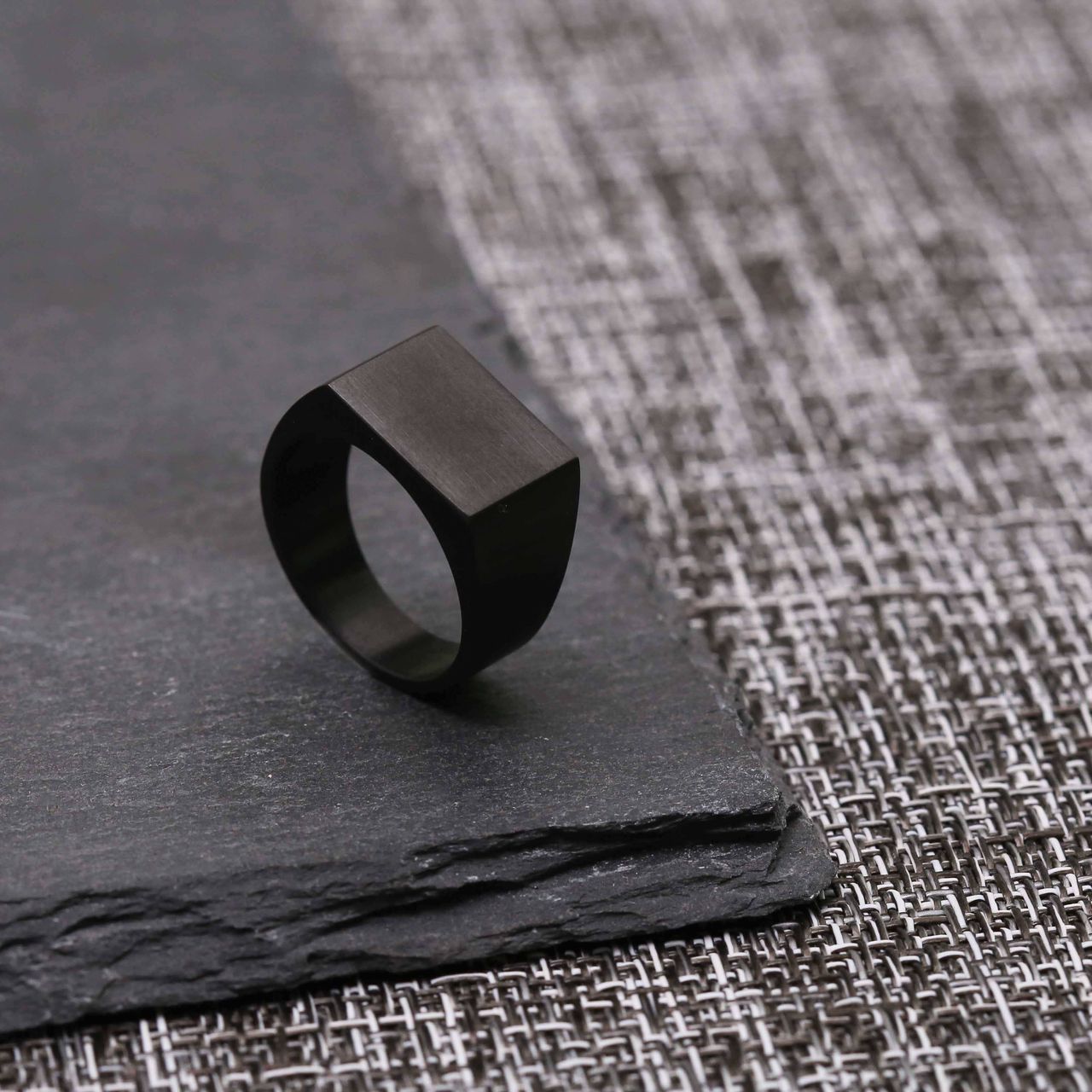 Gerecycleerd stainless steel blackplated heren zegelring