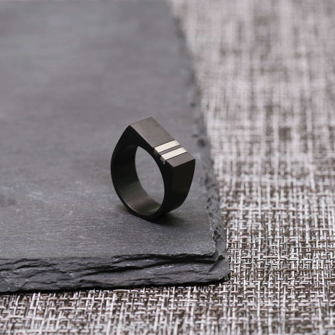 Gerecycleerd stainless steel blackplated heren zegelring met 2 strepen