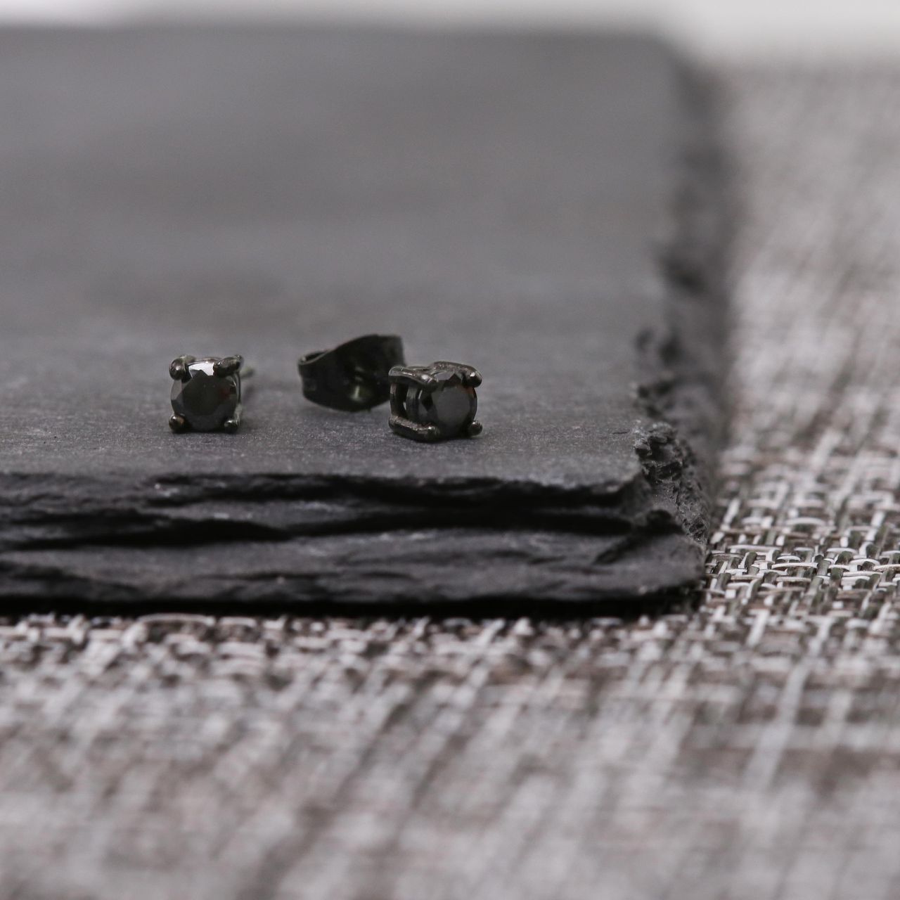 Ohrringe, Edelstahl, geschwärzt, rund, mit Zirkonia, 4 mm