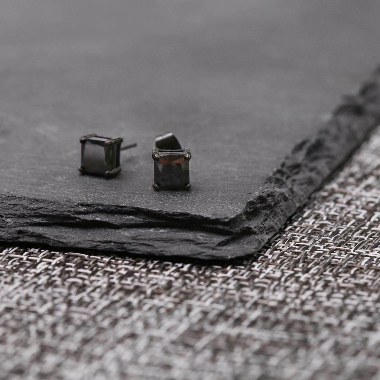 Gerecycled stainless steel zwarte oorknoppen vierkant met zirkonia 6mm voor heren