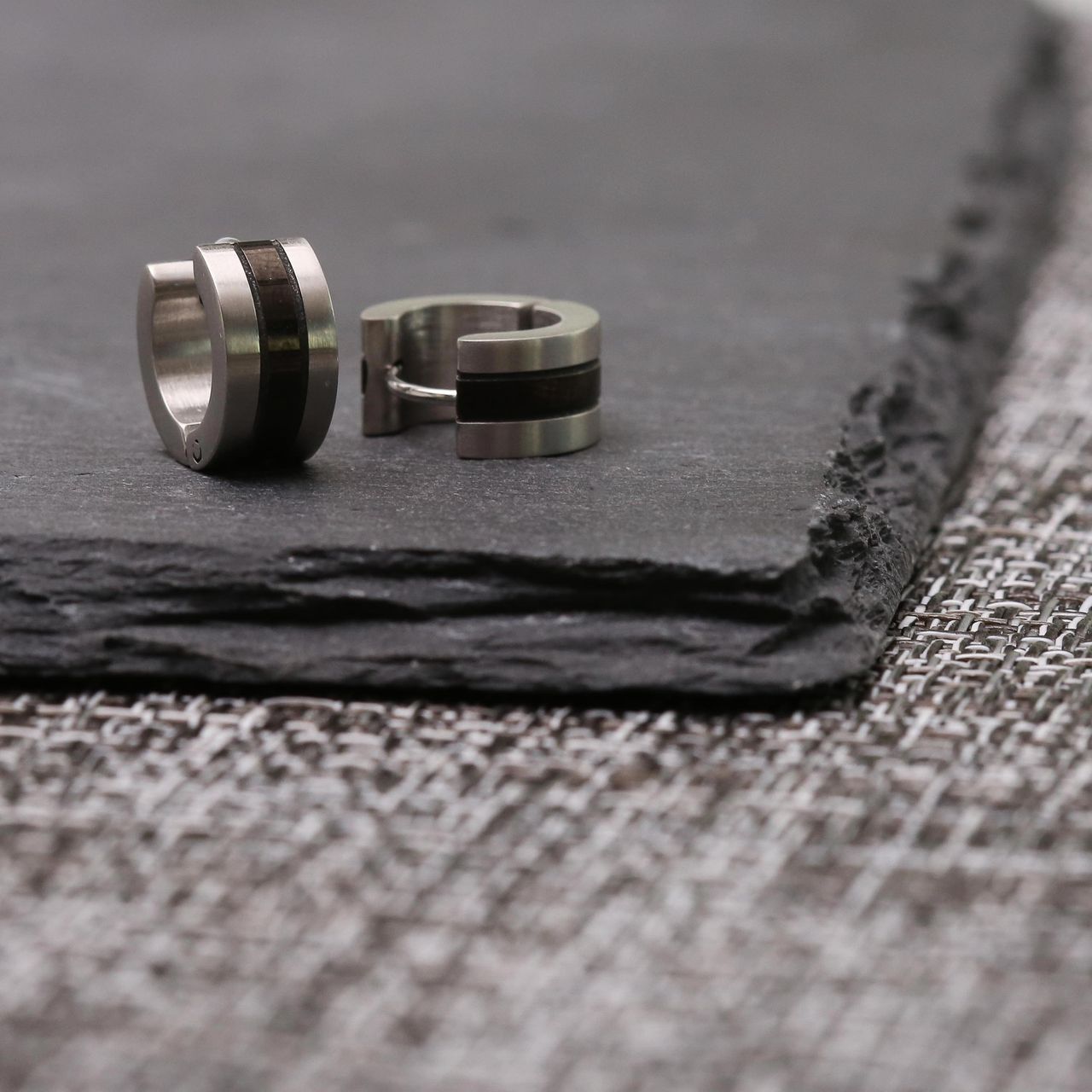 Gerecycled stainless steel oorringen mat met zwarte kabel voor heren