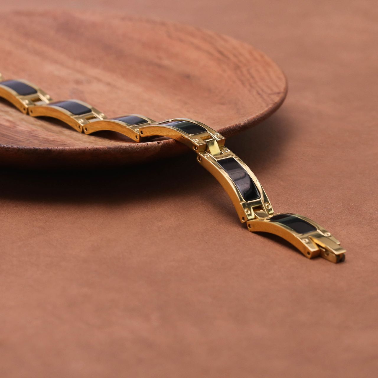 Herrenarmband, Edelstahl, vergoldet, Kettenglieder, schwarze Zierelemente