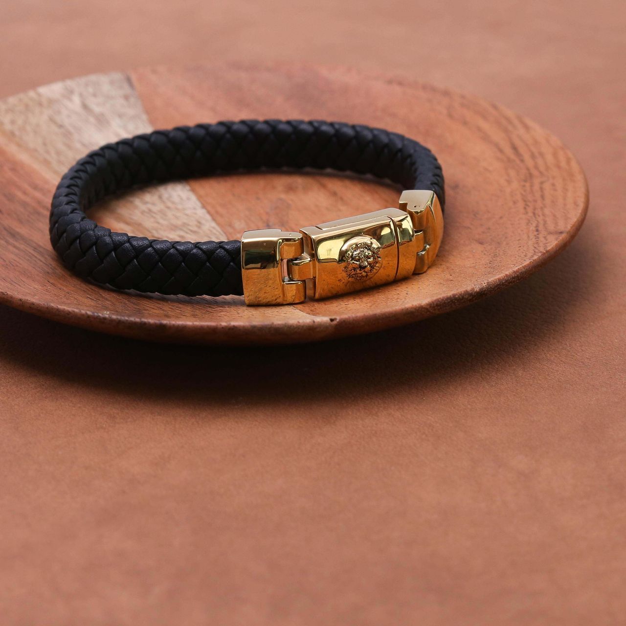 Herrenarmband, Edelstahl, vergoldet, schwarzes Leder mit Löwe