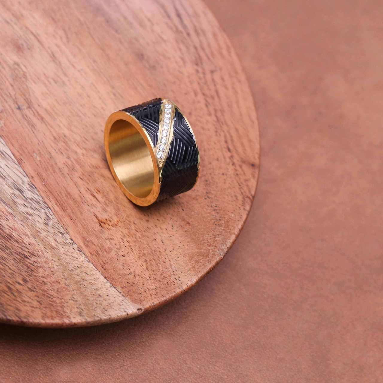 Gerecycleerd stainless steel goldplated herenring met zirkonia