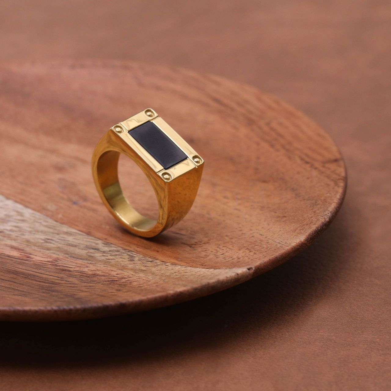 Gerecycleerd stainless steel goldplated zegelring met zwart detail