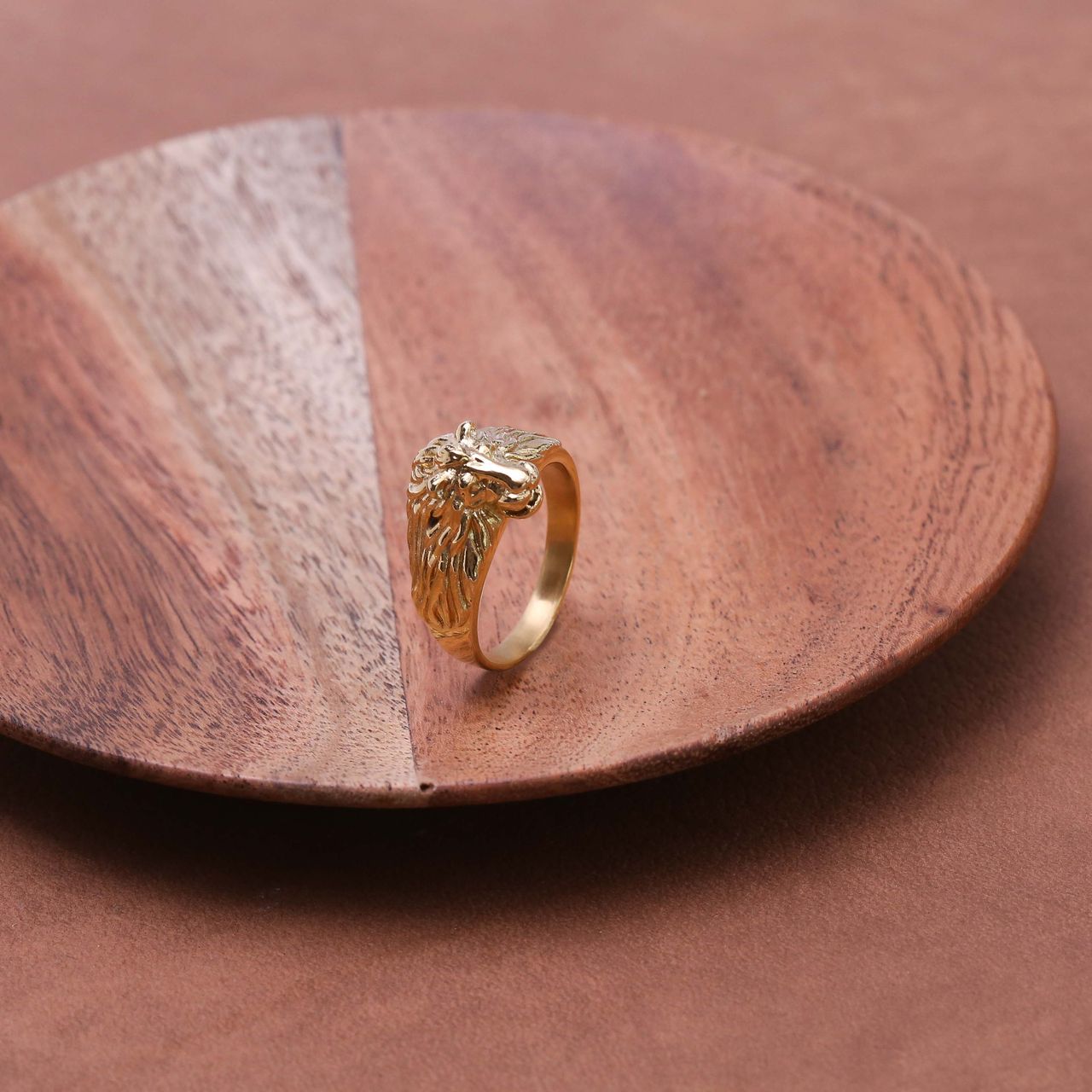 Gerecycleerd stainless steel goldplated herenring met leeuwenkop