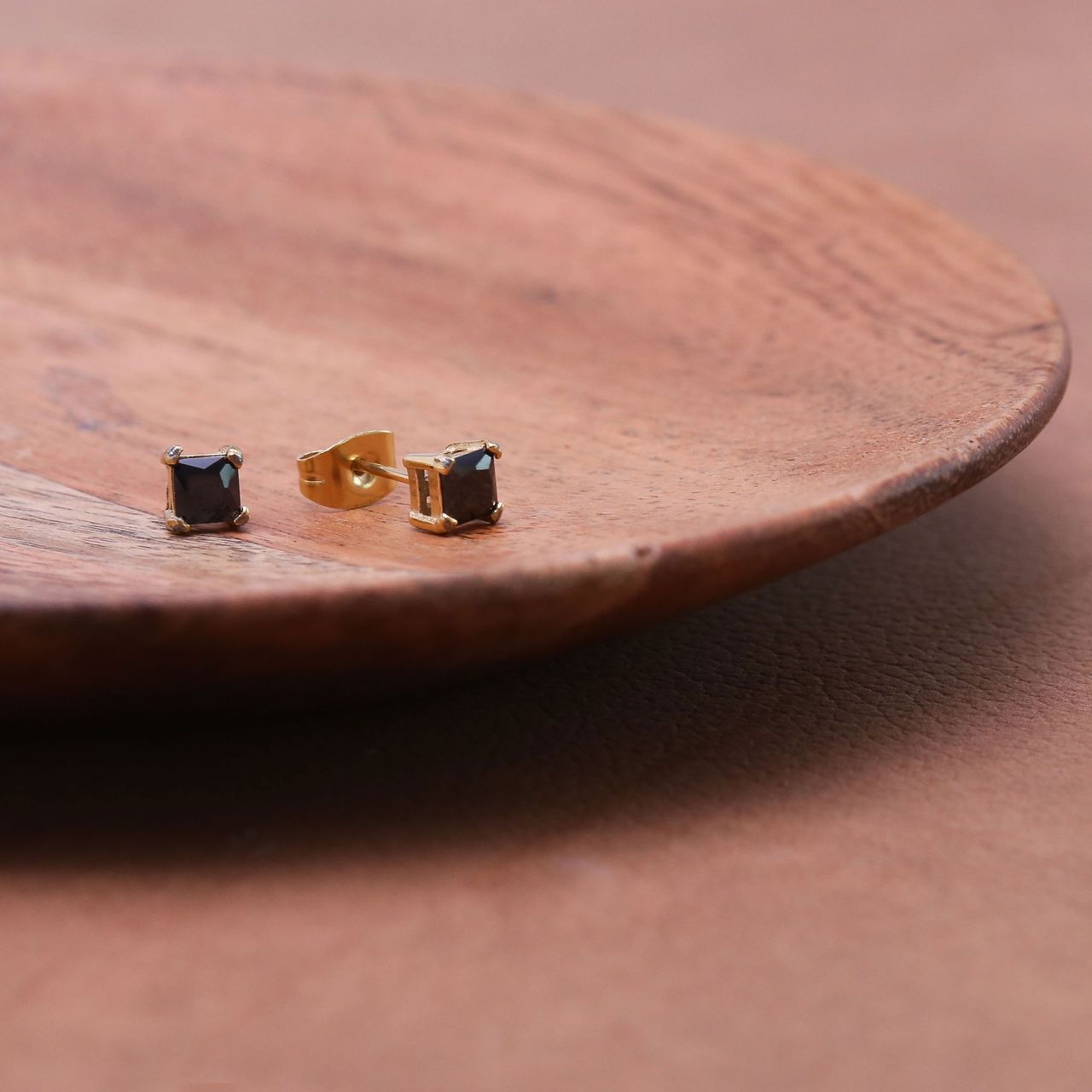 Gerecycleerd stainless steel oorbellen gold met vierkante zirkonia 6mm