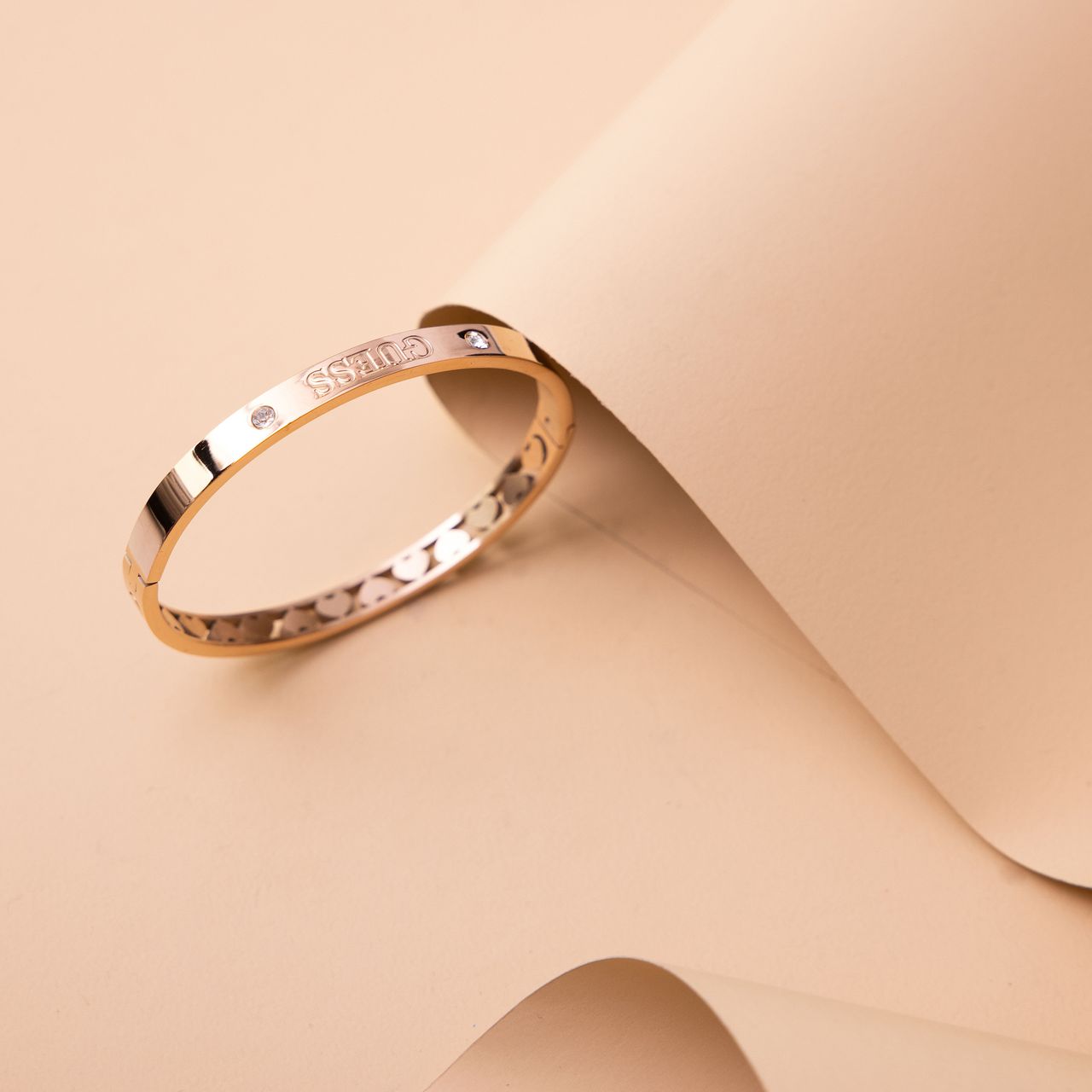 Guess stalen roséplated bangle met kristal voor dames