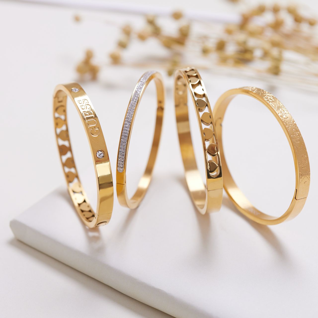 Guess stalen goldplated bangle voor dames