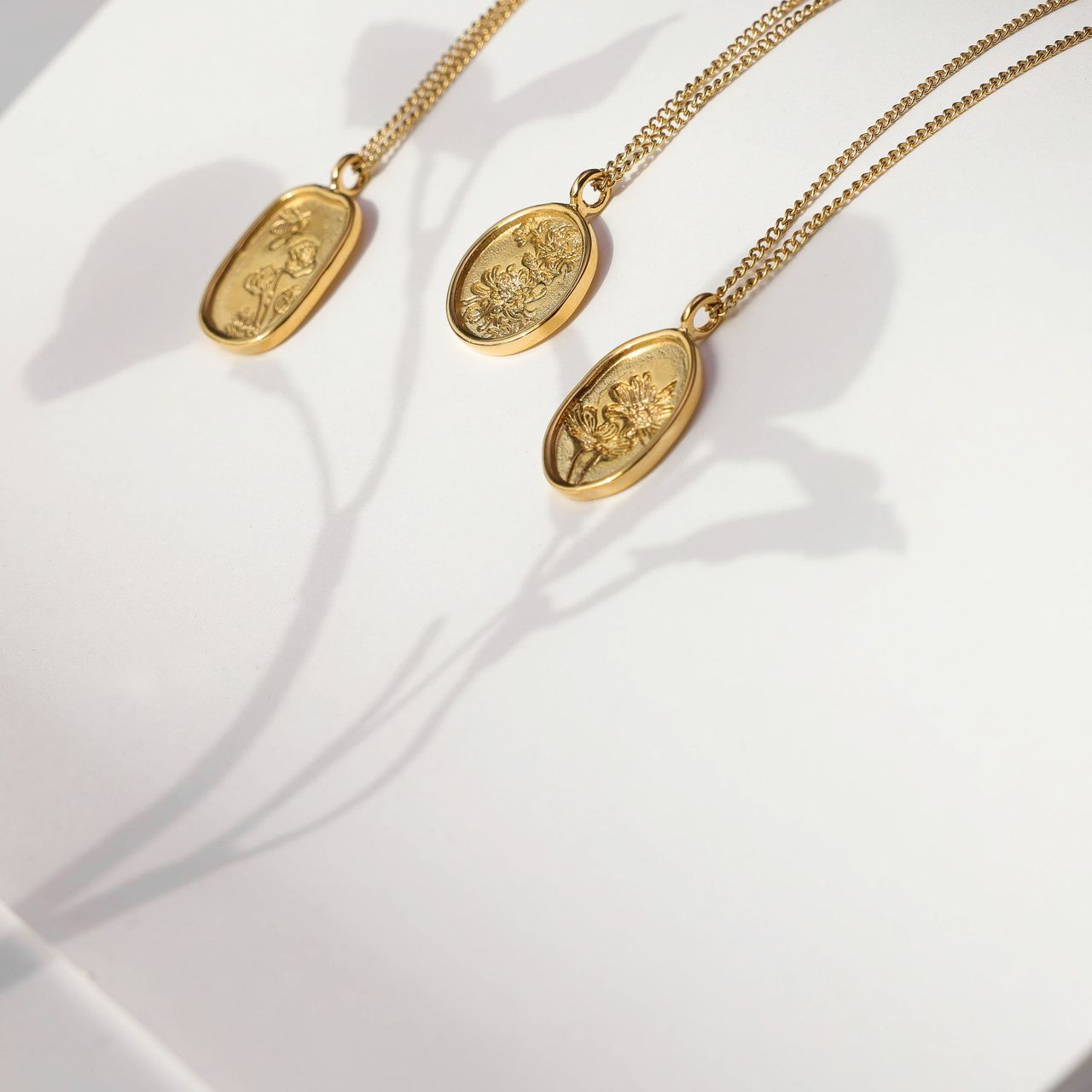 Stalen goldplated ketting met hanger bloemen