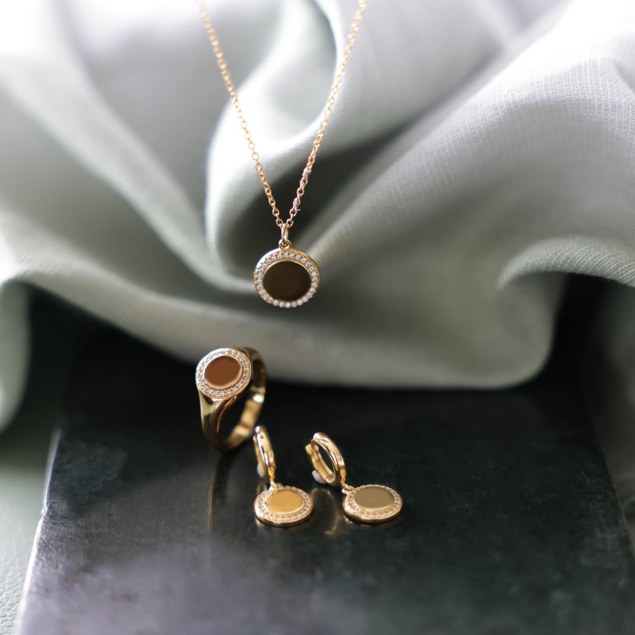 Gerecycleerd zilveren goldplated ring disc zirkonia