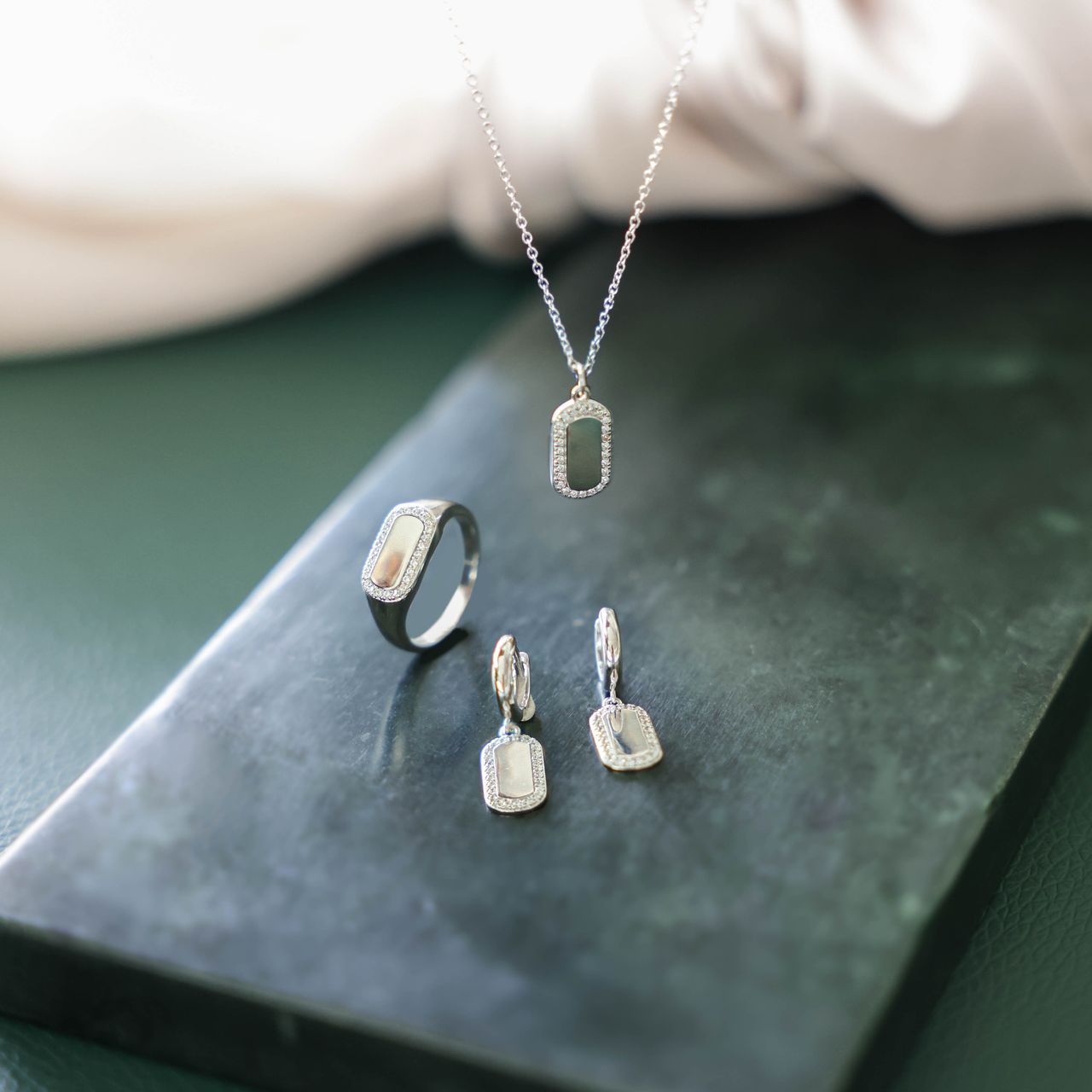Gerecycled zilveren ring dog tag met zirkonia