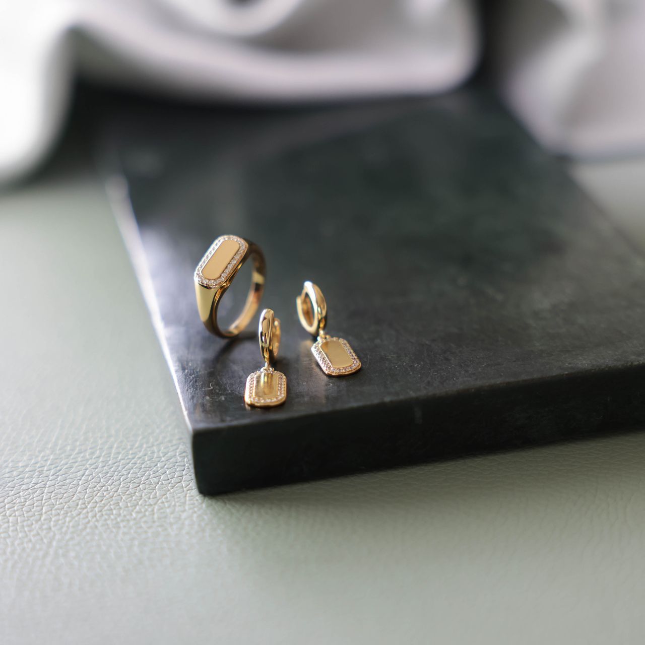 Zilveren goldplated zegelring met zirkonia voor dames