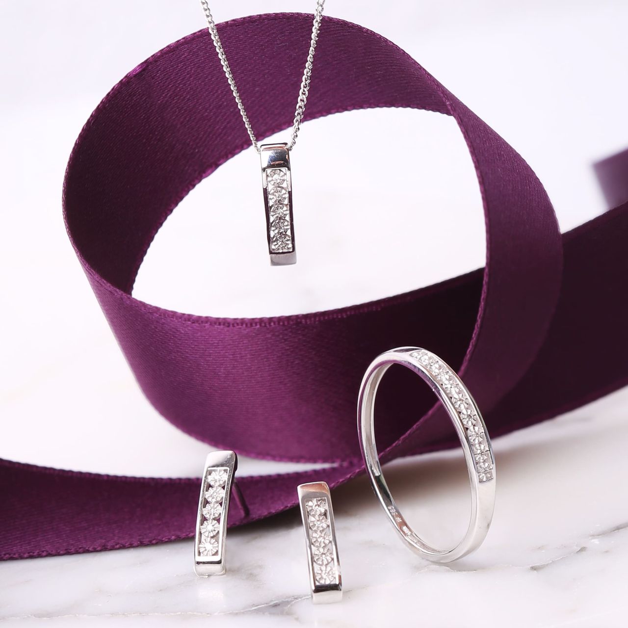 18 Karaat witgouden oorbellen met diamant 0,02ct