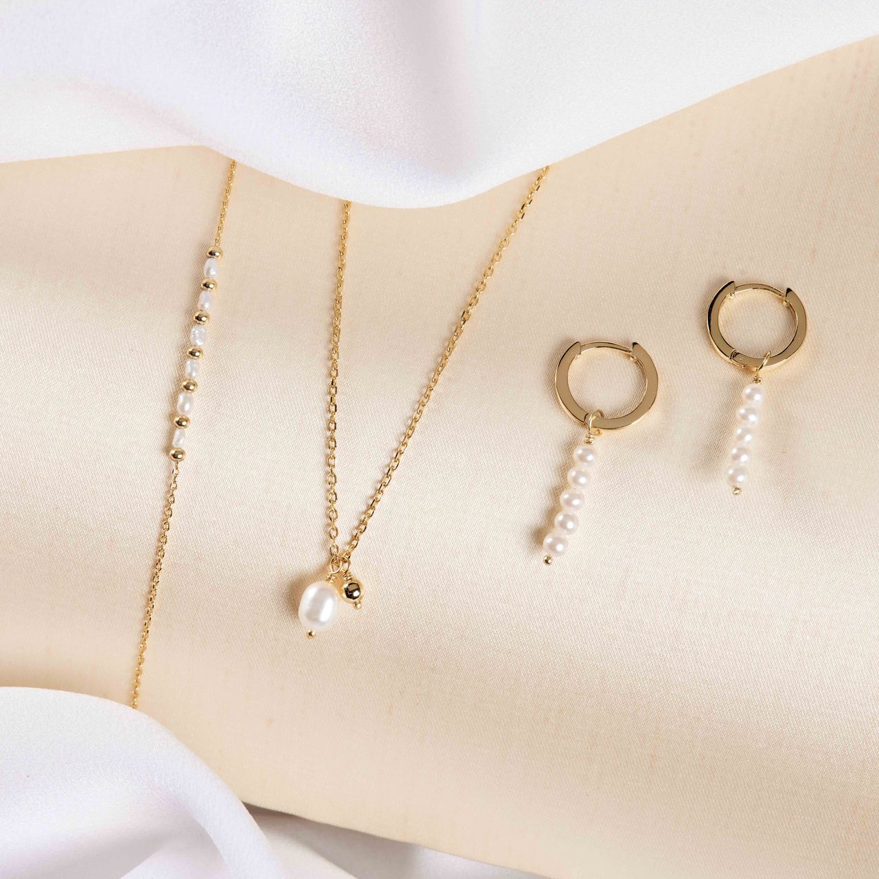 Zilveren goldplated oorringen met zoetwaterparels