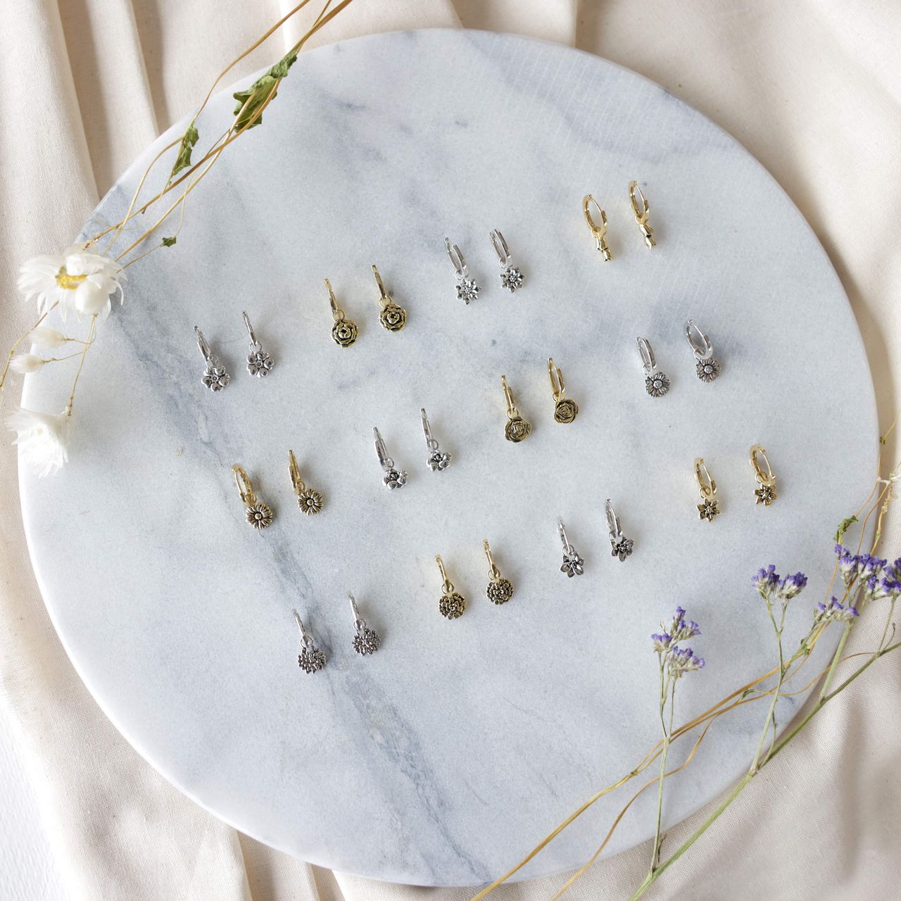 Zilveren goldplated oorringen met hanger geboortebloem voor dames