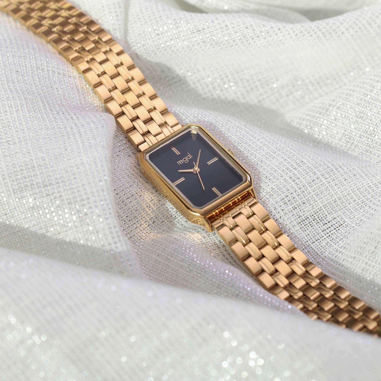 Regal dameshorloge met een goudkleurige band