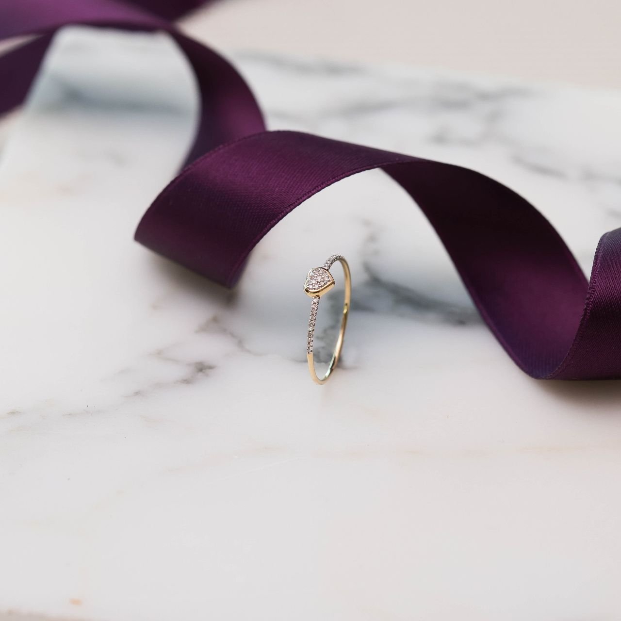 14 karaat geelgouden ring met 33 diamanten 0,05ct hart.