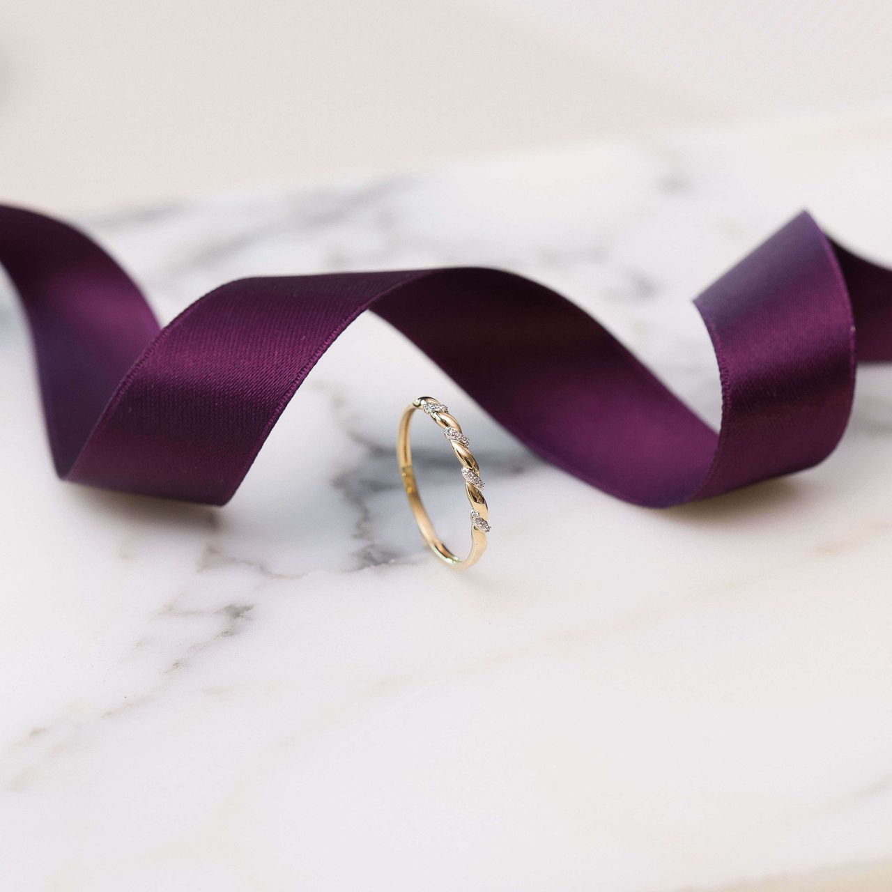 14K geelgouden ring met 12 diamanten 0,015ct slag.