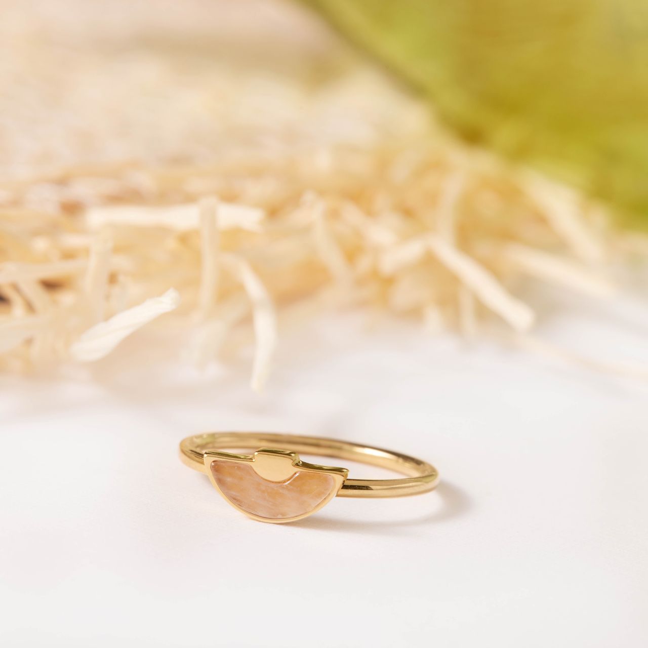 Stalen goldplated bangle met rozenkwarts voor dames