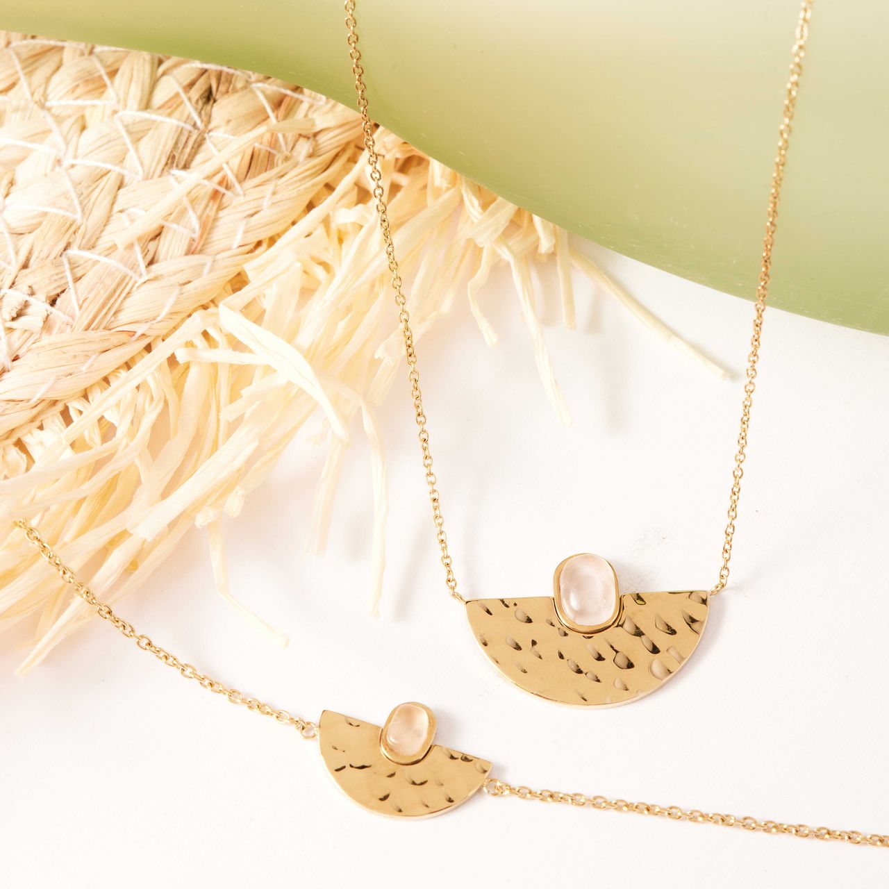 Stalen goldplated fantasiearmband met hanger met rozenkwarts voor dames