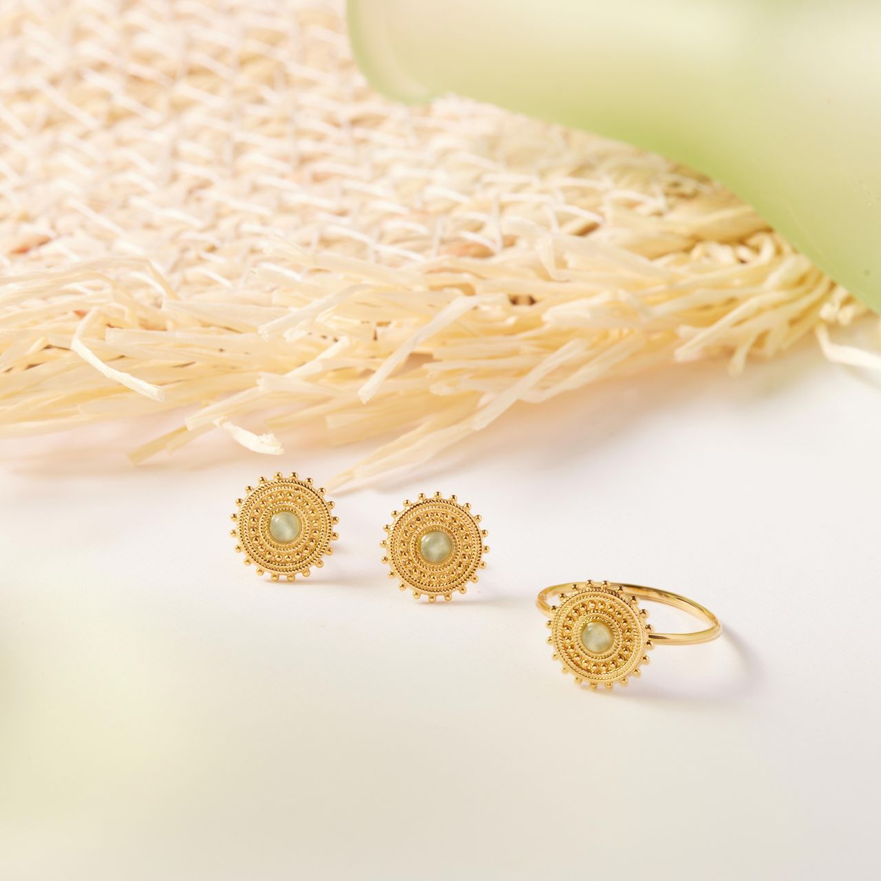 Gerecycleerd stainless steel goldplated ring ribmunt met chalcedoon