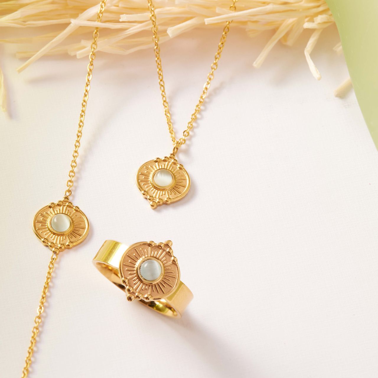 Stainless steel goldplated ketting met munt met cats eye voor dames