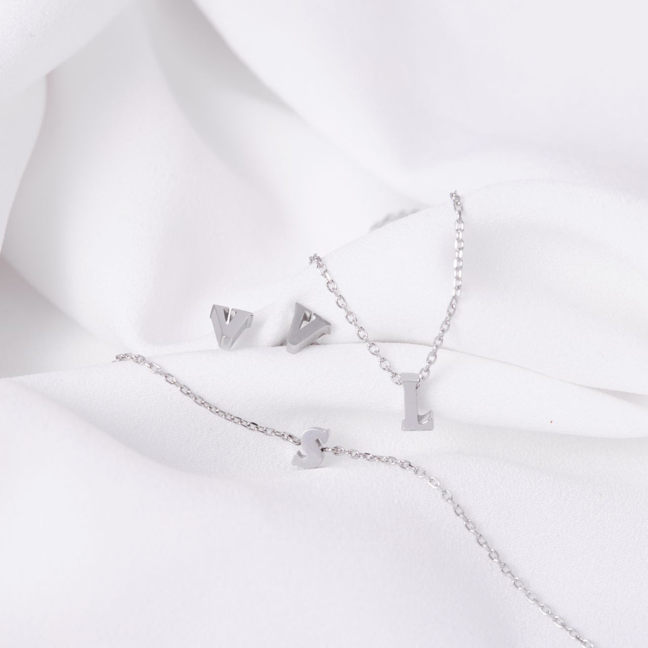 Stalen oorknoppen met hanger letter