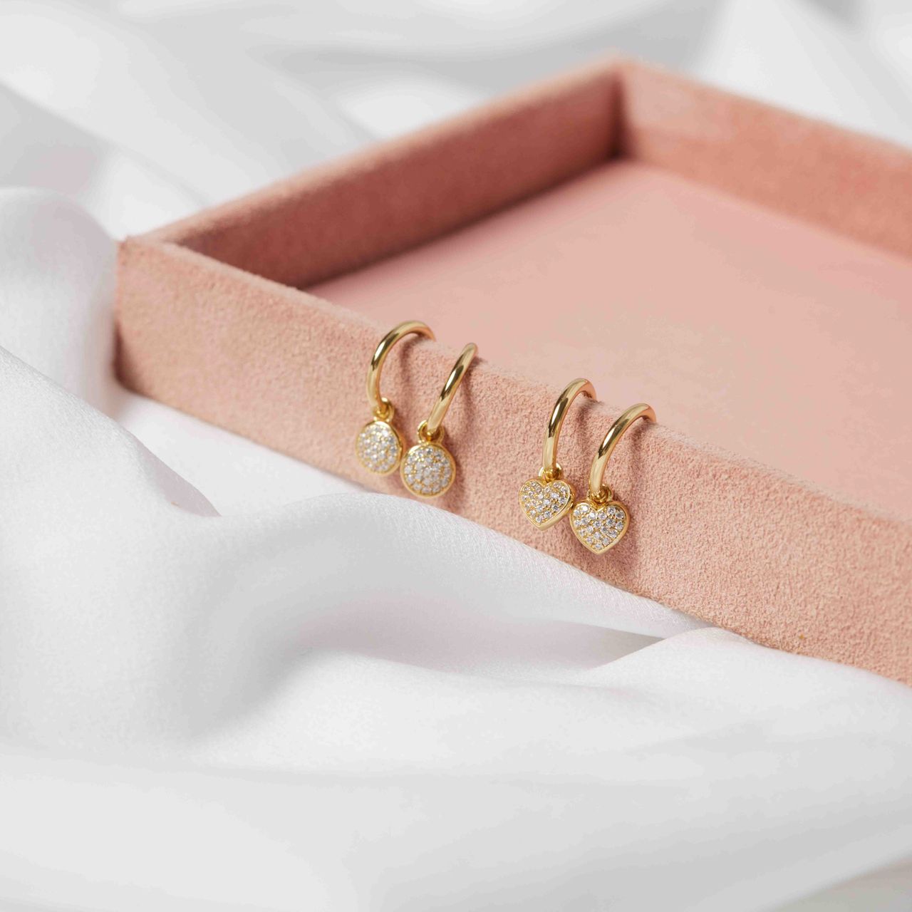 Zilveren goldplated oorhangers hart met zirkonia voor dames