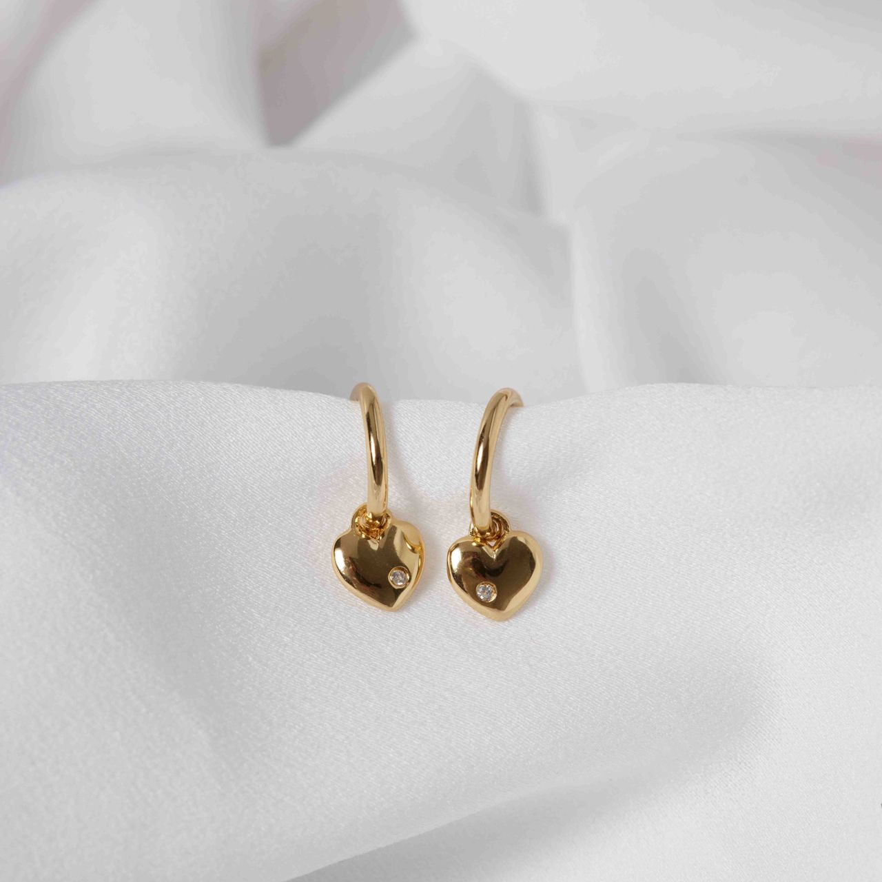 Zilveren goldplated oorhangers hart met zirkonia voor dames