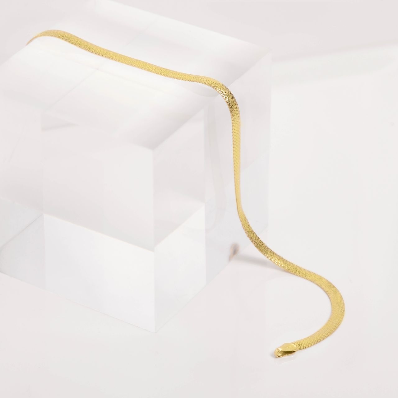 Gerecycled zilveren goldplated platte armband bewerkt