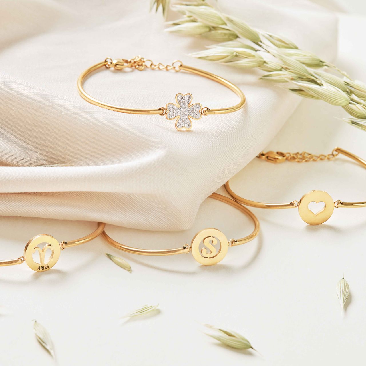 Stalen goldplated armband met letter - Q