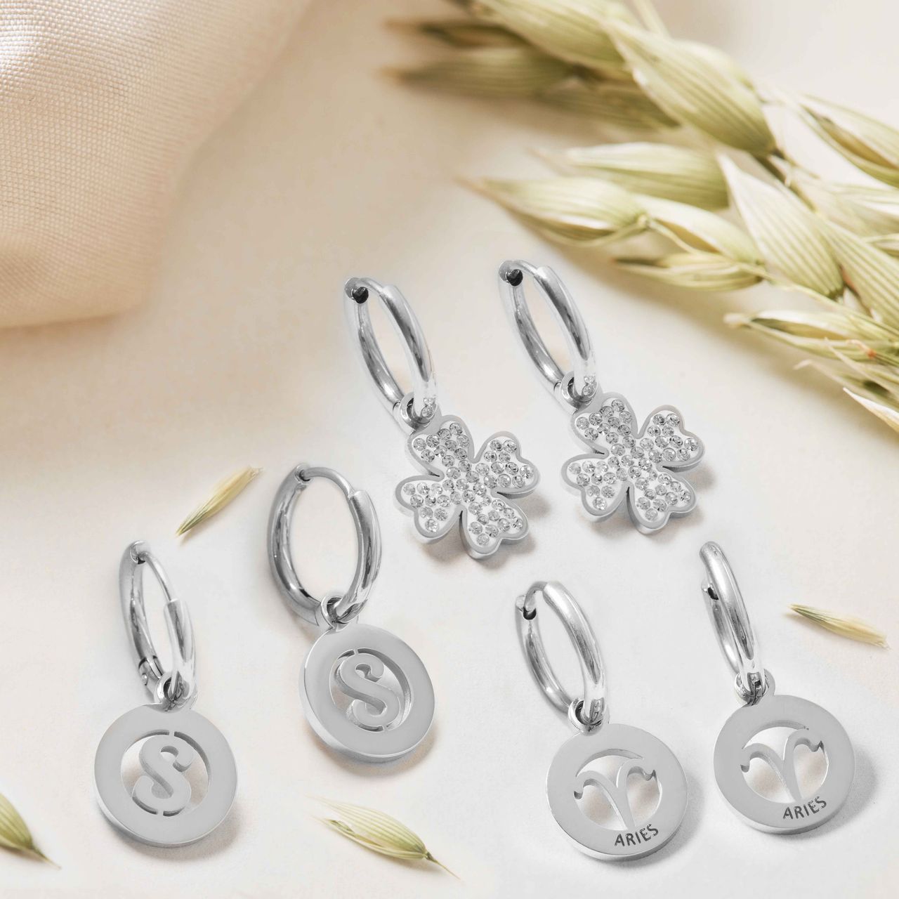 Stainless steel oorbellen met letter - E