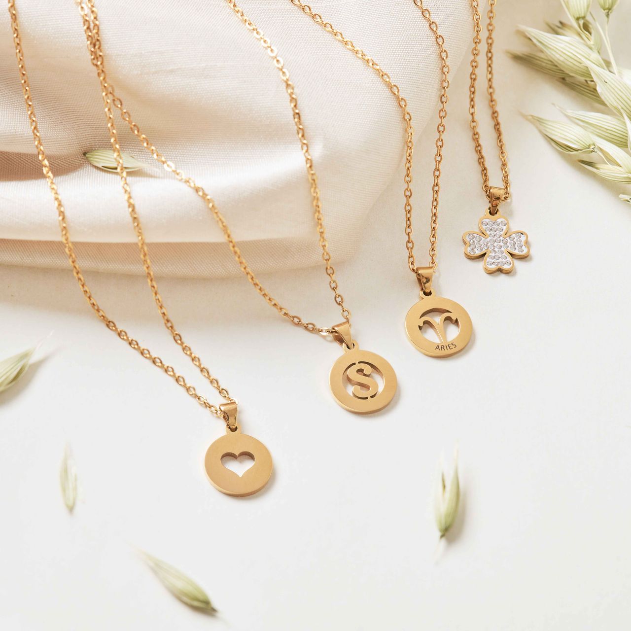 Stainless steel goldplated ketting met letterhanger E voor dames