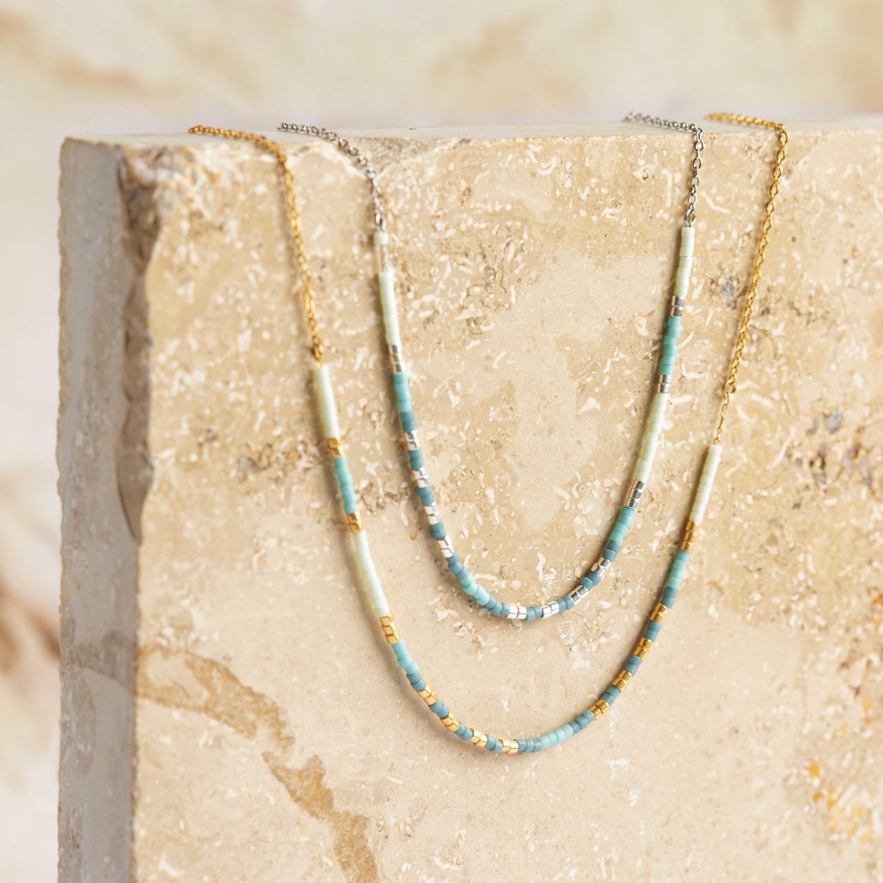Vergoldete Edelstahlhalskette mit blauen Perlen