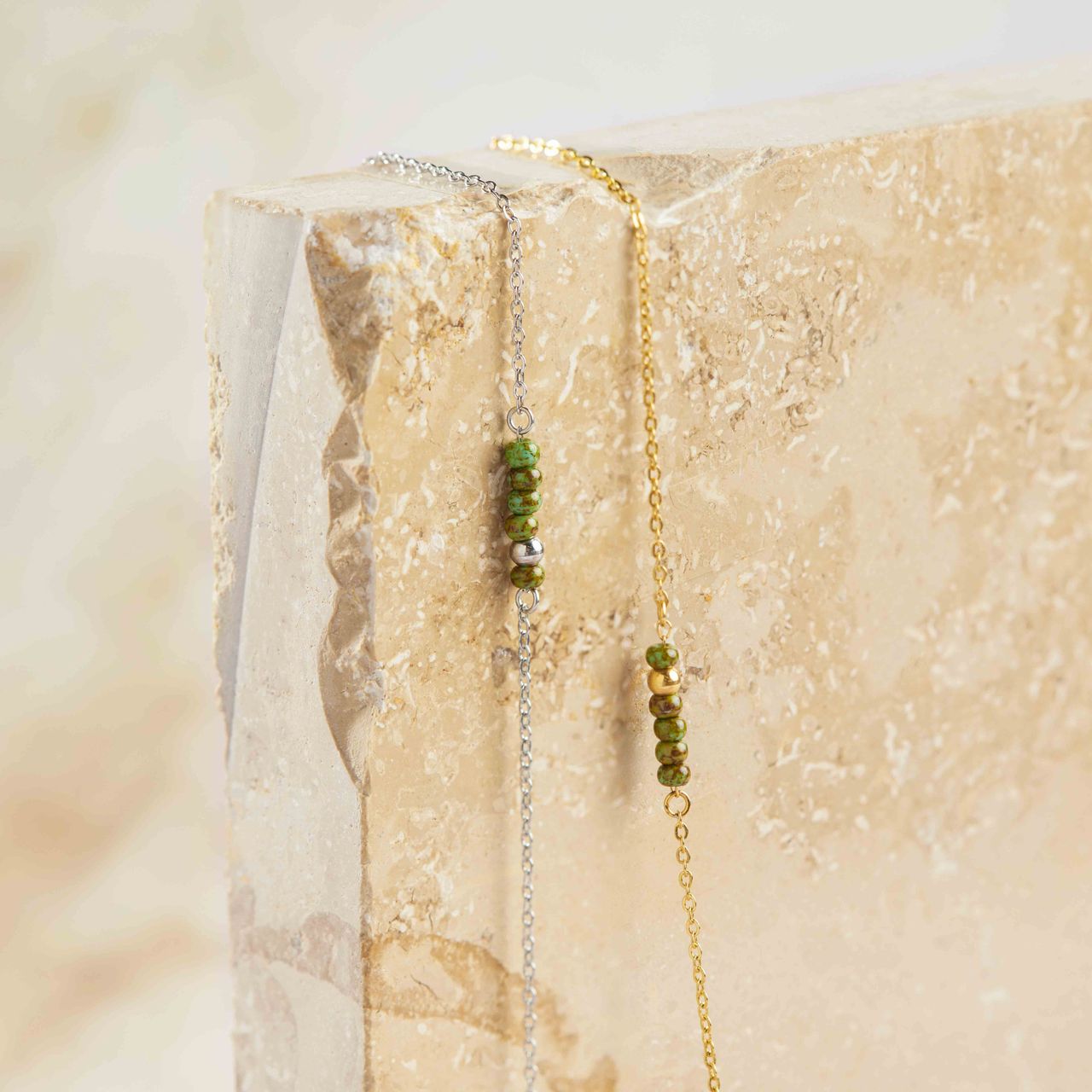 Gerecycleerd stainless steel goldplated armband met groene kralen