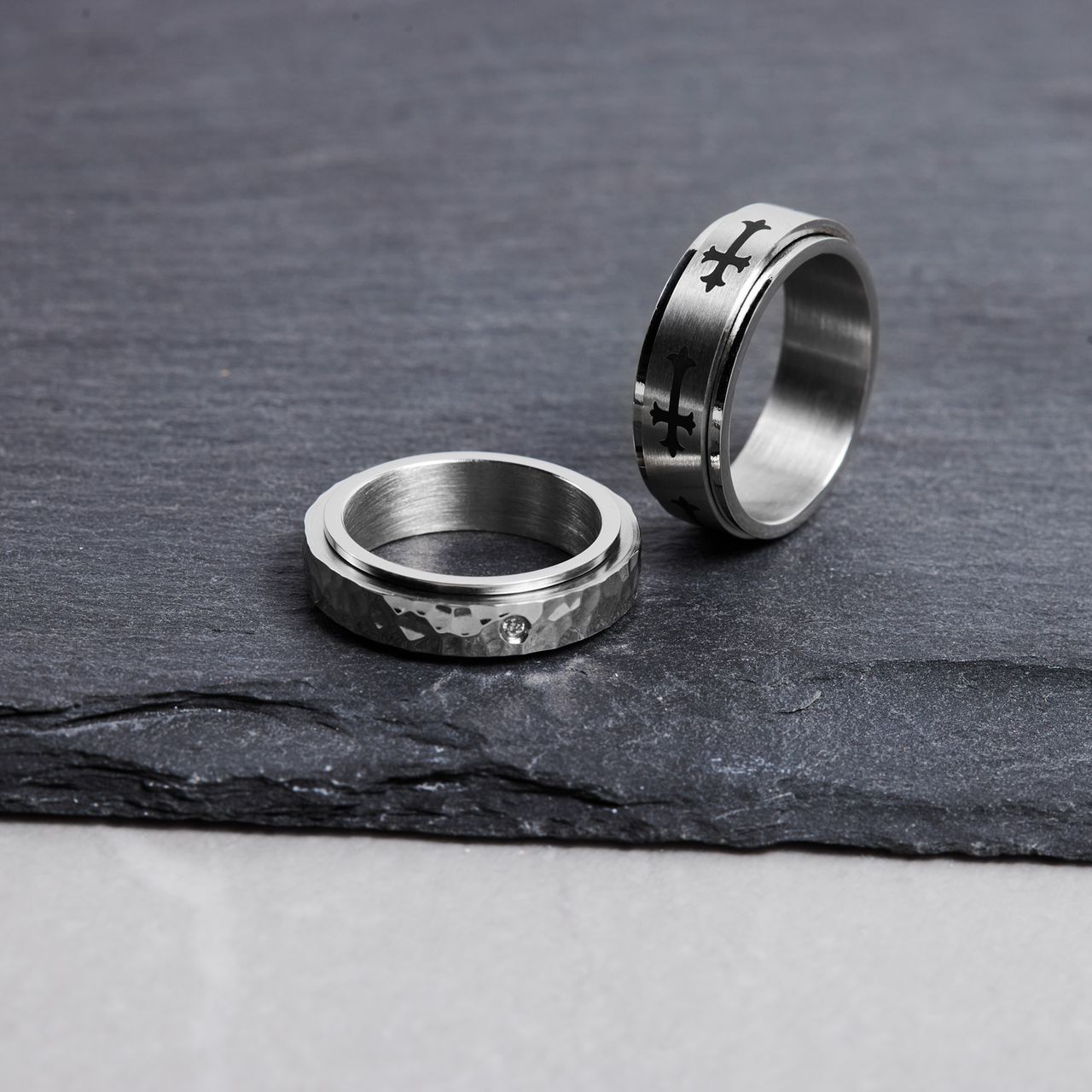 Gerecycleerd stainless steel anxiety ring gehamerd