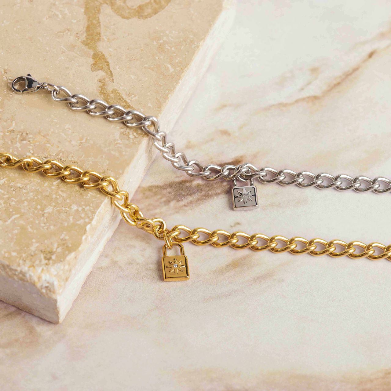 Stalen goldplated fantasiearmband met hanger met slotje voor dames
