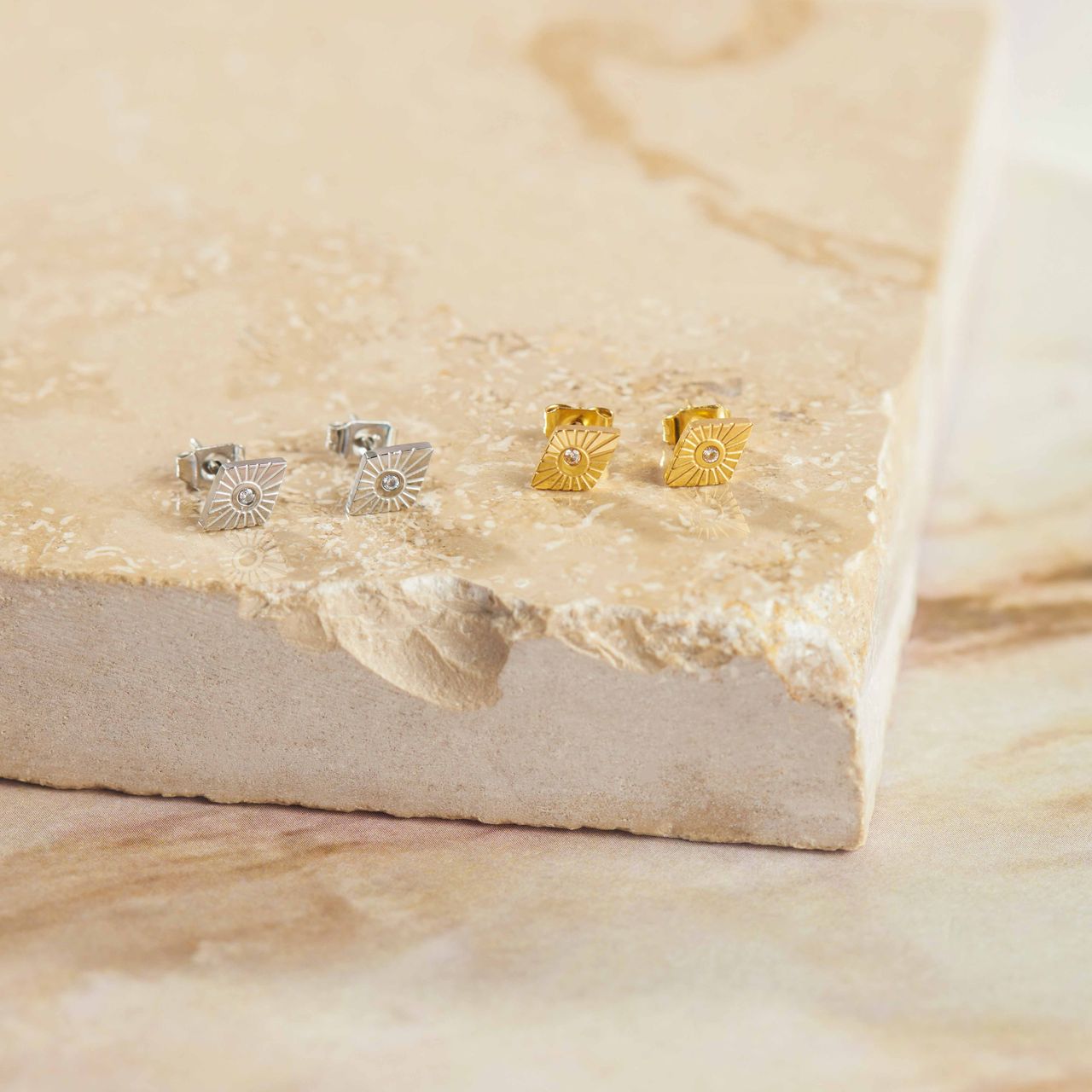 Stalen goldplated oorbellen ruit met zirkonia