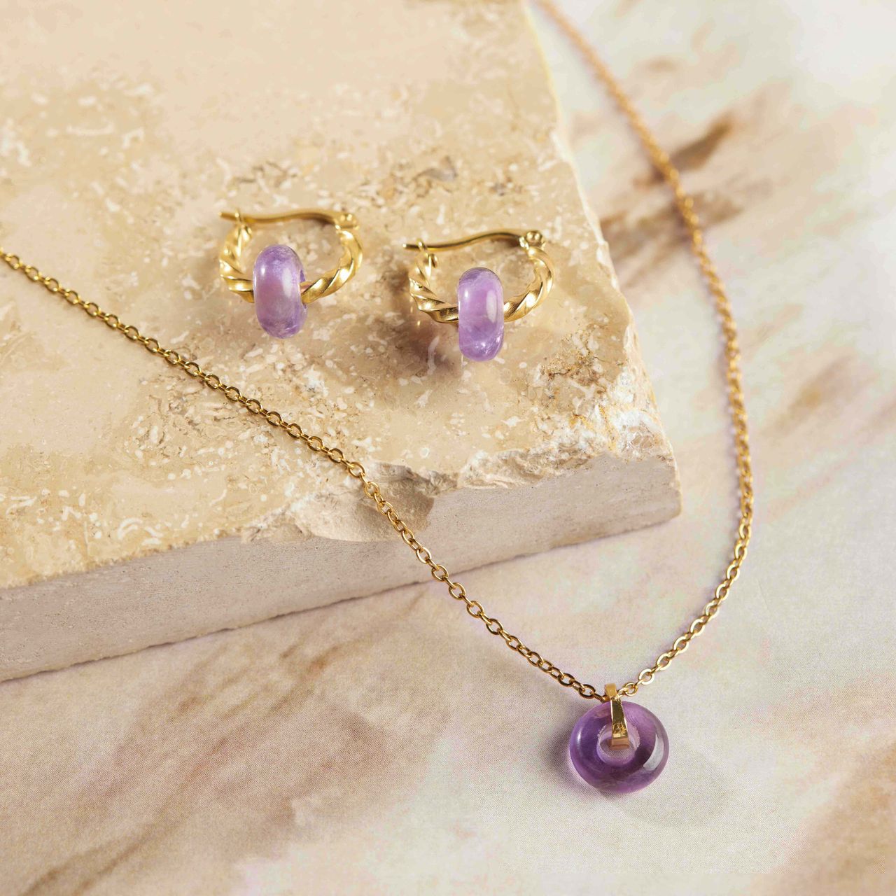 Stalen goldplated oorbellen met amethyst