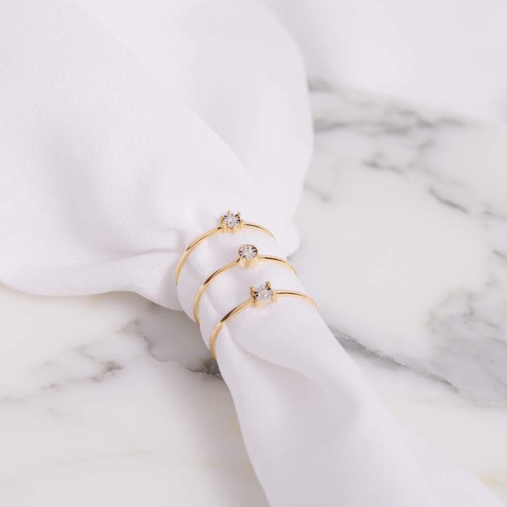 14k gouden ring solitair vierkant diamant(0,025ct)