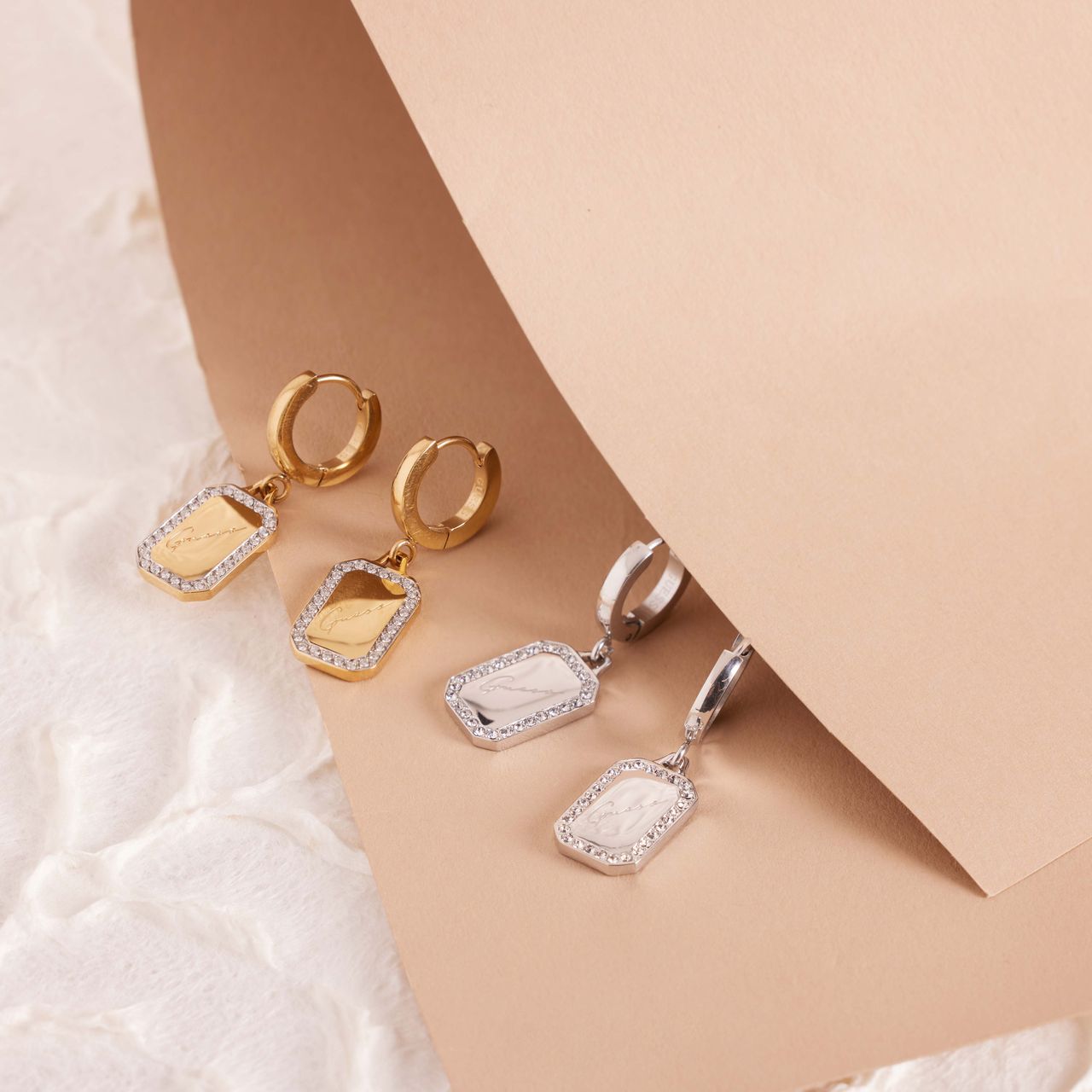 Guess goldplated stalen oorbellen CRYSTAL TAG