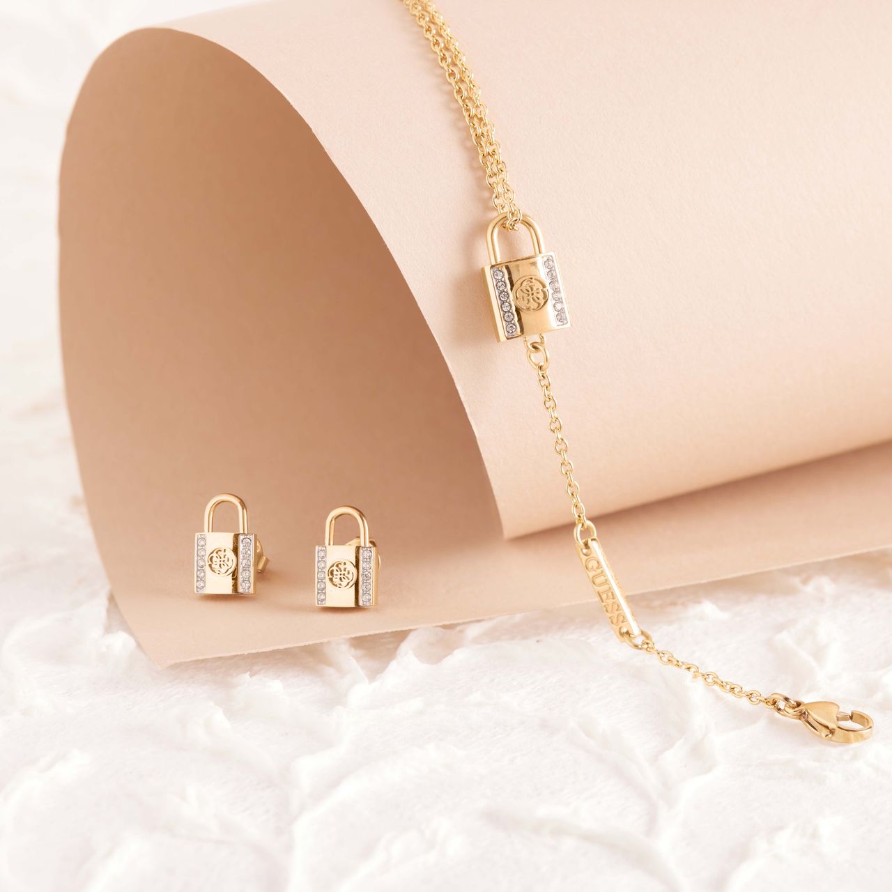 Guess stainless steel goldplated schakelarmband met kristal voor dames