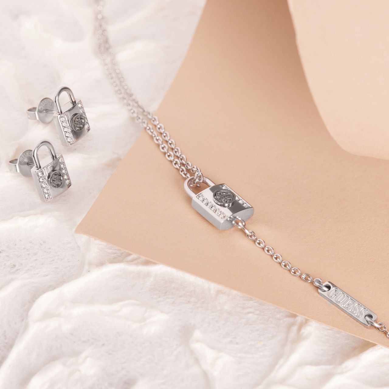 Guess stainless steel oorknoppen keep me close voor dames