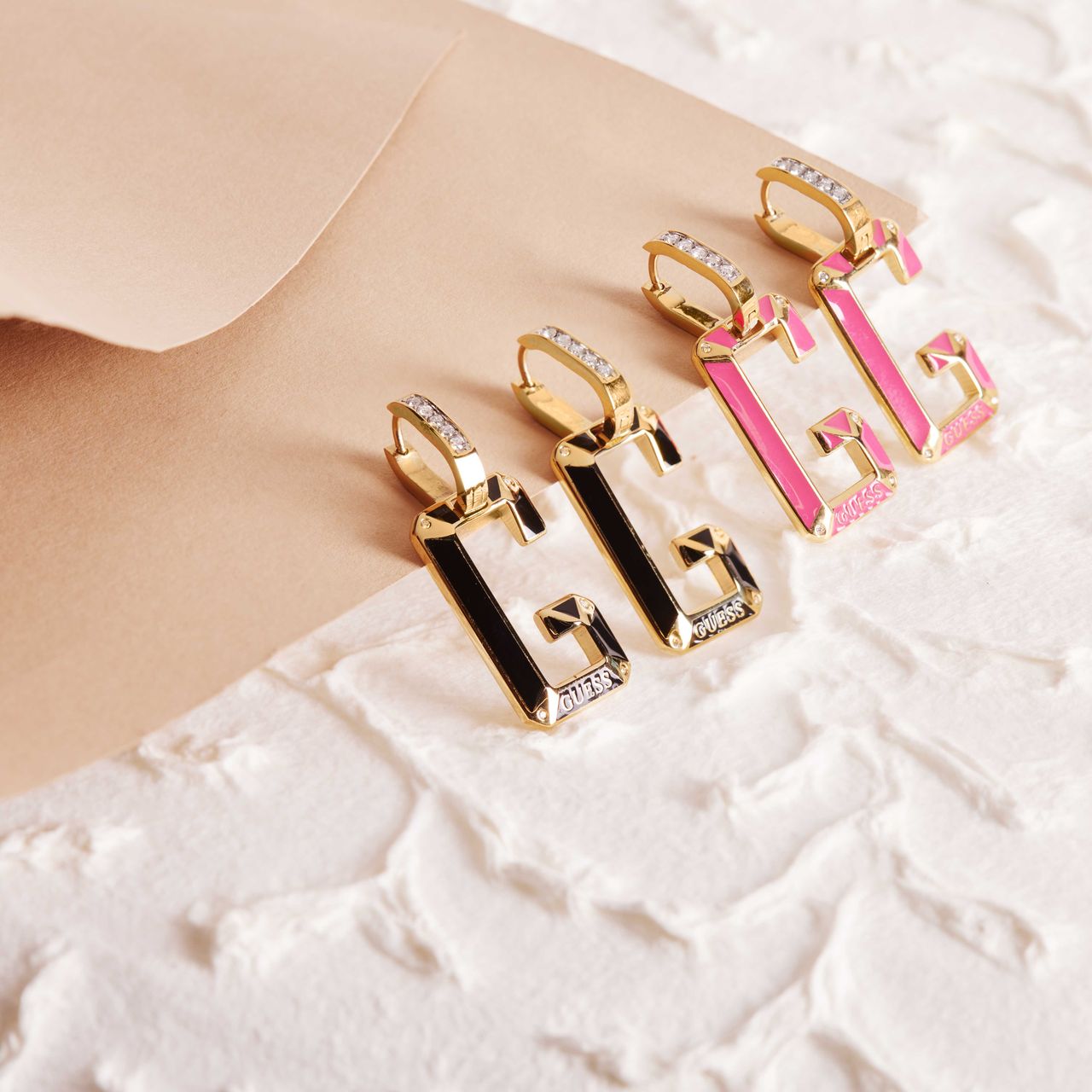 Guess zwart/goud stalen oorhangers G-SHADES