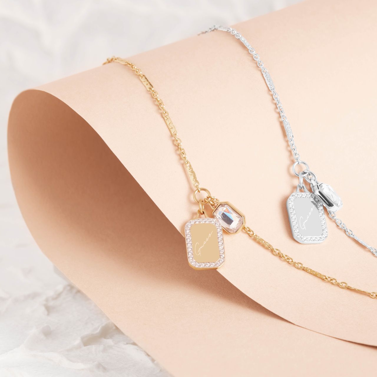 Guess stainless steel goldplated schakelarmband met kristal voor dames