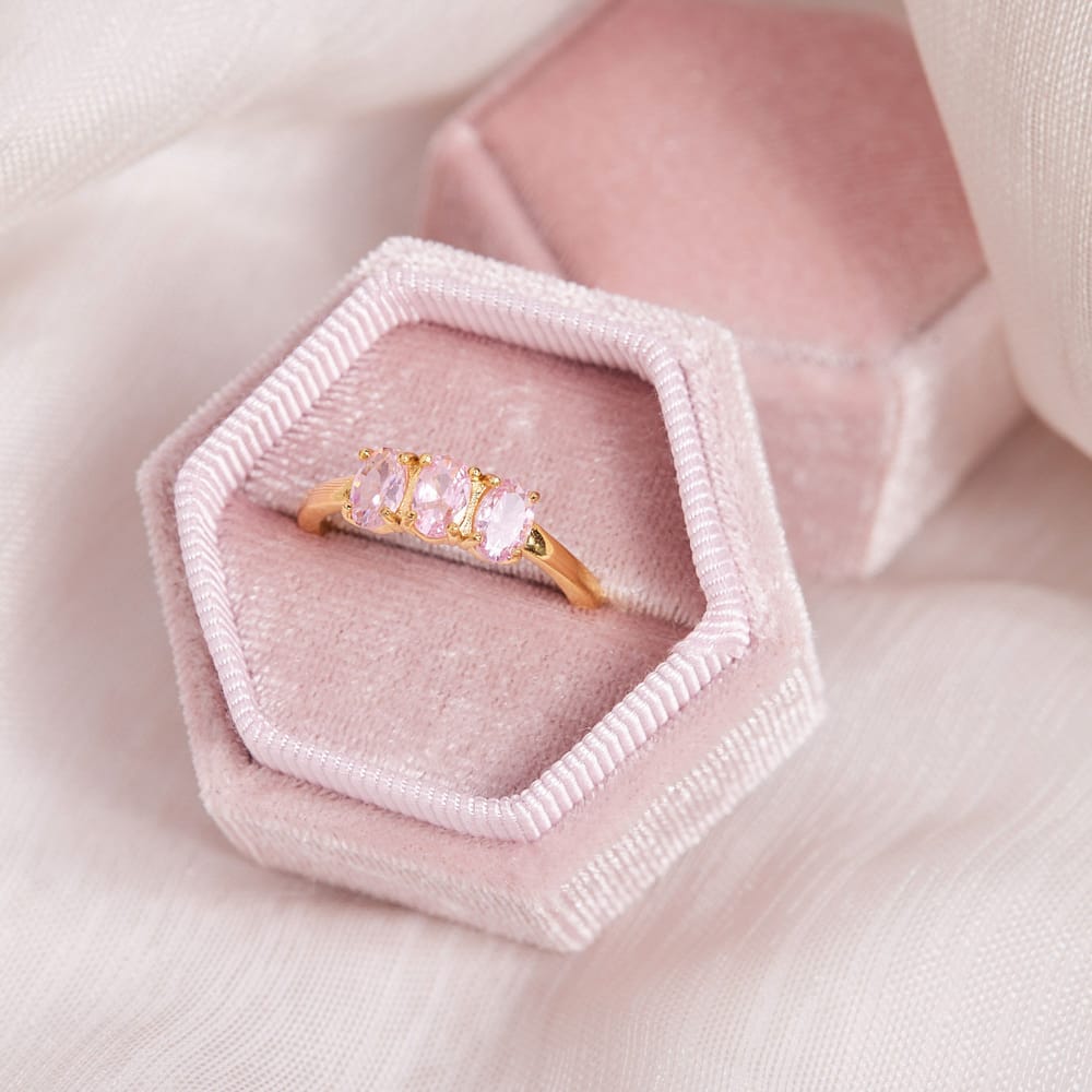 Stainless steel goldplated vintage ring met drie roze zirkonia