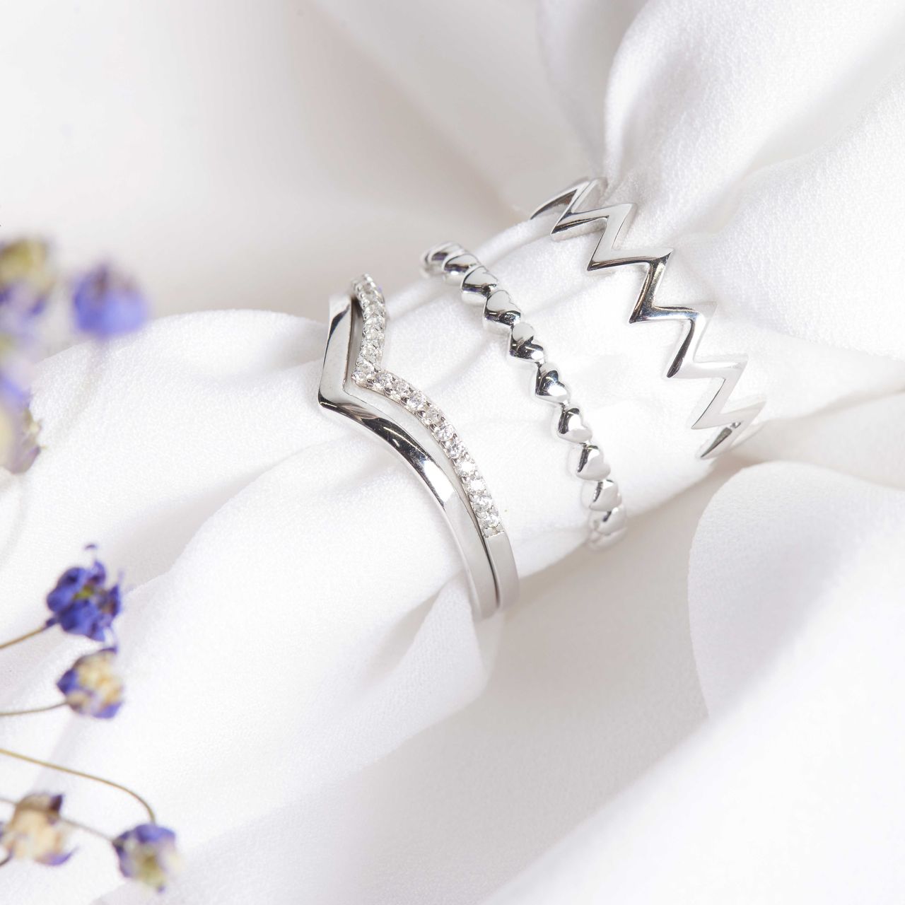 Silberner, rhodinierter Ring in V-Form